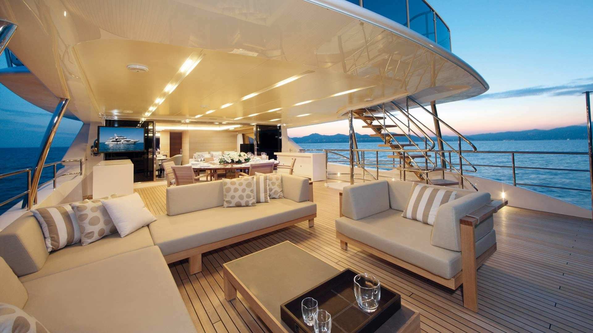 Яхта Luxury Yacht