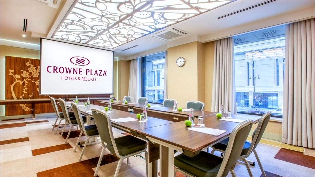 Фирменный стиль отеля Crowne Plaza